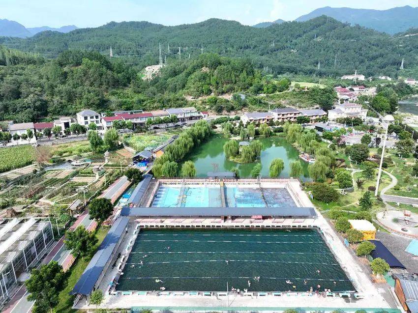 安全課開進游泳池<strong></p>
<p>游泳池</strong>！?？悼椑梧l(xiāng)村兒童防溺水防護網(wǎng):游泳池