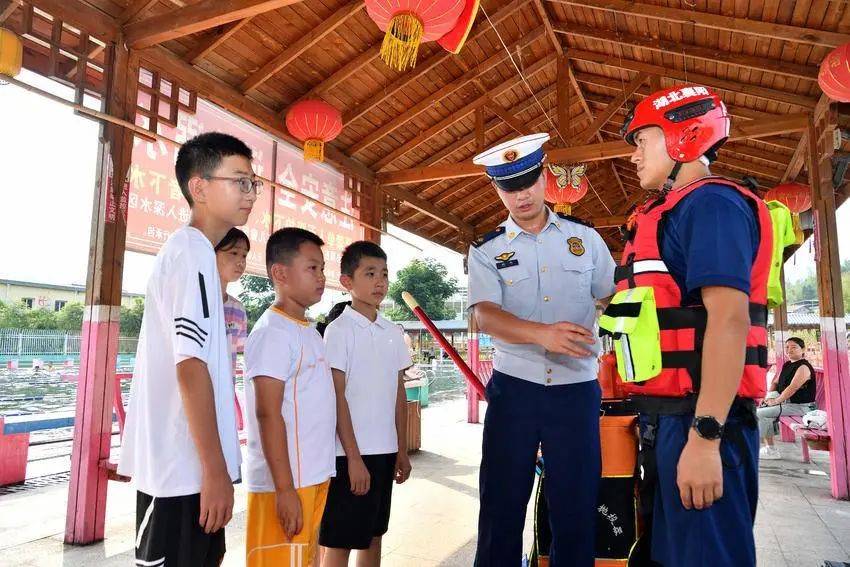 安全課開進游泳池<strong></p>
<p>游泳池</strong>！?？悼椑梧l(xiāng)村兒童防溺水防護網(wǎng):游泳池