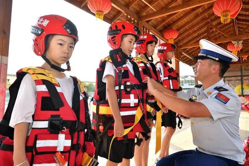 安全課開進游泳池<strong></p>
<p>游泳池</strong>！保康織牢鄉(xiāng)村兒童防溺水防護網(wǎng):游泳池