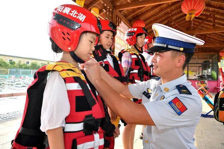 安全課開進游泳池<strong></p>
<p>游泳池</strong>！?？悼椑梧l(xiāng)村兒童防溺水防護網(wǎng):游泳池