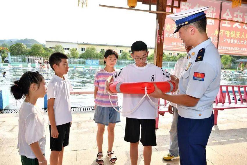 安全課開進游泳池<strong></p>
<p>游泳池</strong>！保康織牢鄉(xiāng)村兒童防溺水防護網(wǎng):游泳池