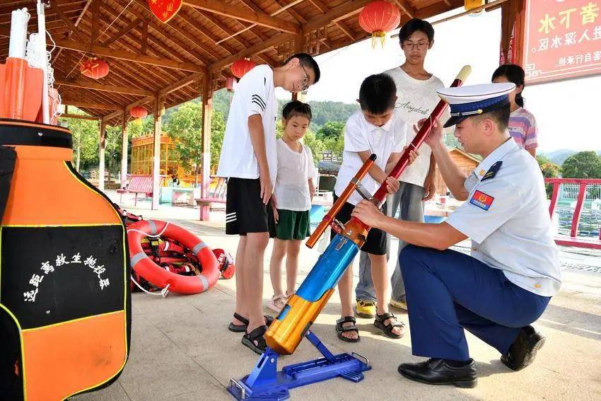 安全課開進游泳池<strong></p>
<p>游泳池</strong>！?？悼椑梧l(xiāng)村兒童防溺水防護網(wǎng):游泳池