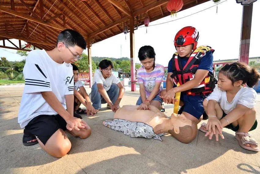 安全課開進游泳池<strong></p>
<p>游泳池</strong>！?？悼椑梧l(xiāng)村兒童防溺水防護網(wǎng):游泳池