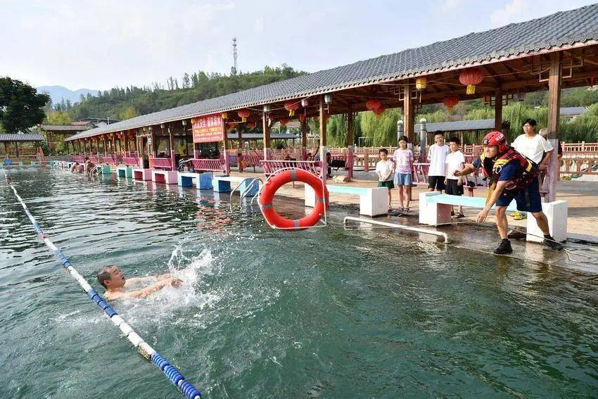 安全課開進游泳池<strong></p>
<p>游泳池</strong>！?？悼椑梧l(xiāng)村兒童防溺水防護網(wǎng):游泳池